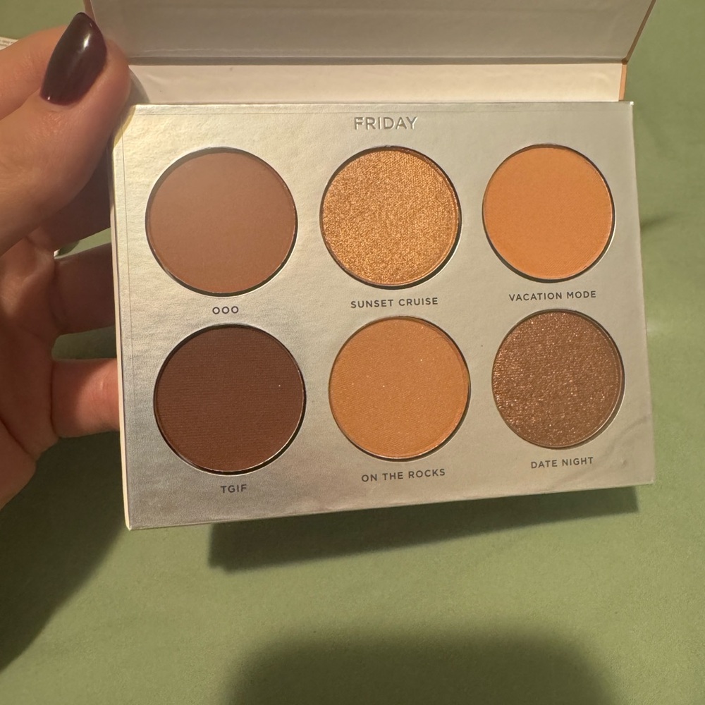 PÜR on point eyeshadow palette FRIDAY